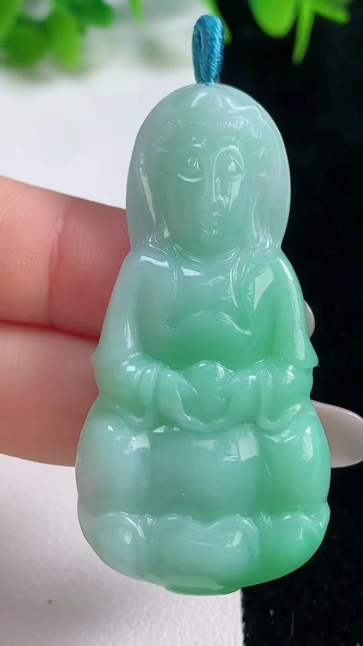 天然A货翡翠观音菩萨吊坠，尺寸52-26.8-6，重量:17.15g
10月16日