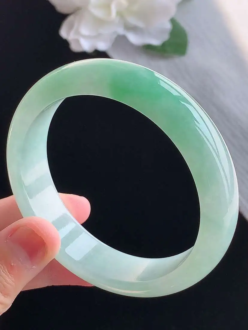 a货翡翠老坑冰种飘绿正装正圈手镯57-58圈口  尺寸57.5×15×7.5mm 重量66.18g 