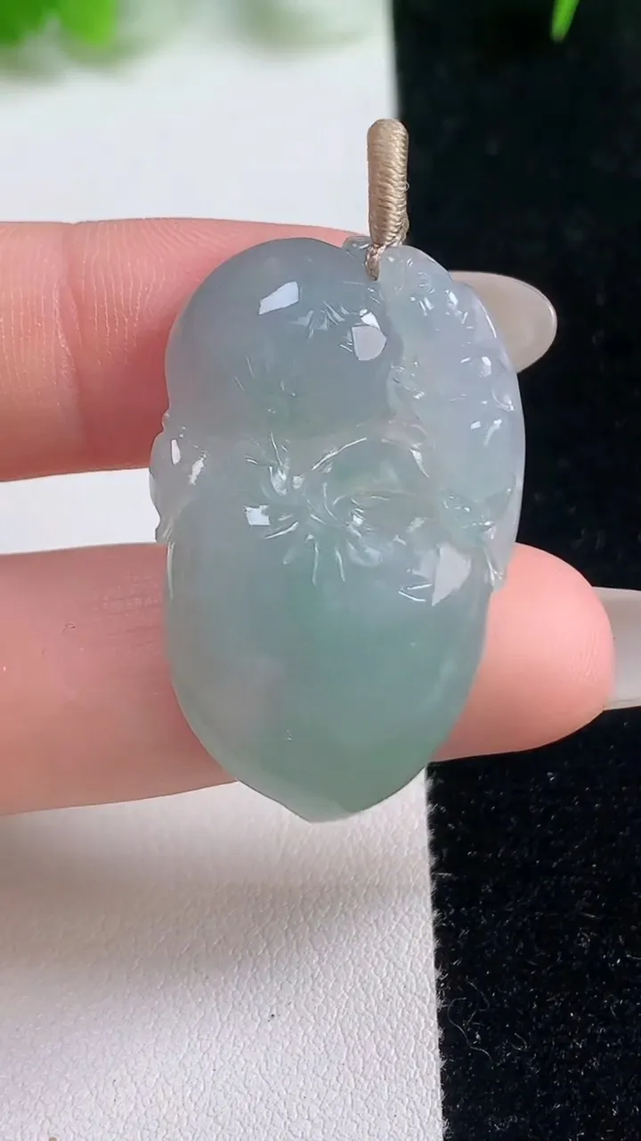 天然A货翡翠寿桃吊坠，尺寸32.8-22-4.7，重量:7.54g
10月16日