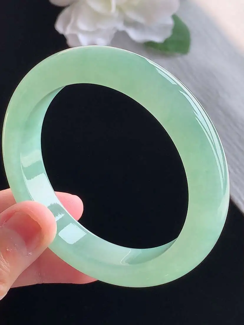 a货翡翠老坑冰种满绿正装正圈手镯54-55圈口  尺寸54.5×11.8×8.6mm 重量60.00