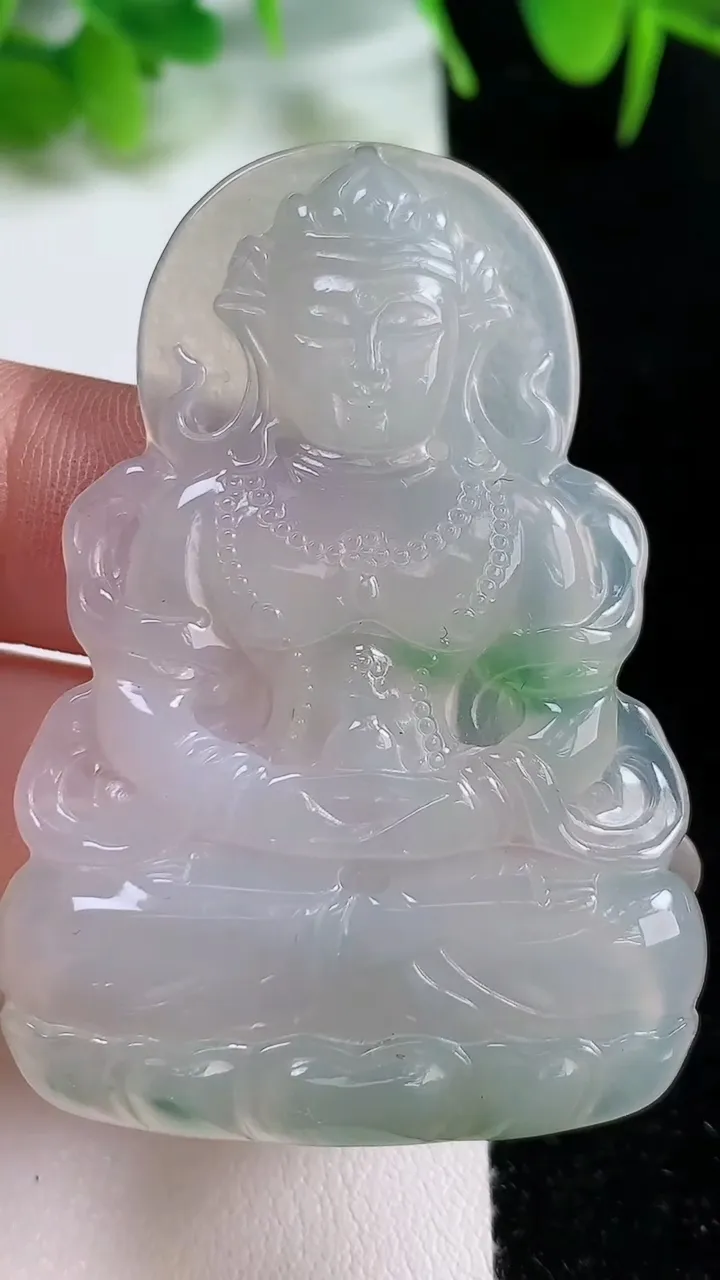 天然A货翡翠度母观音菩萨吊坠，尺寸52.5-36.6-4.7，重:15.23g
10月16日