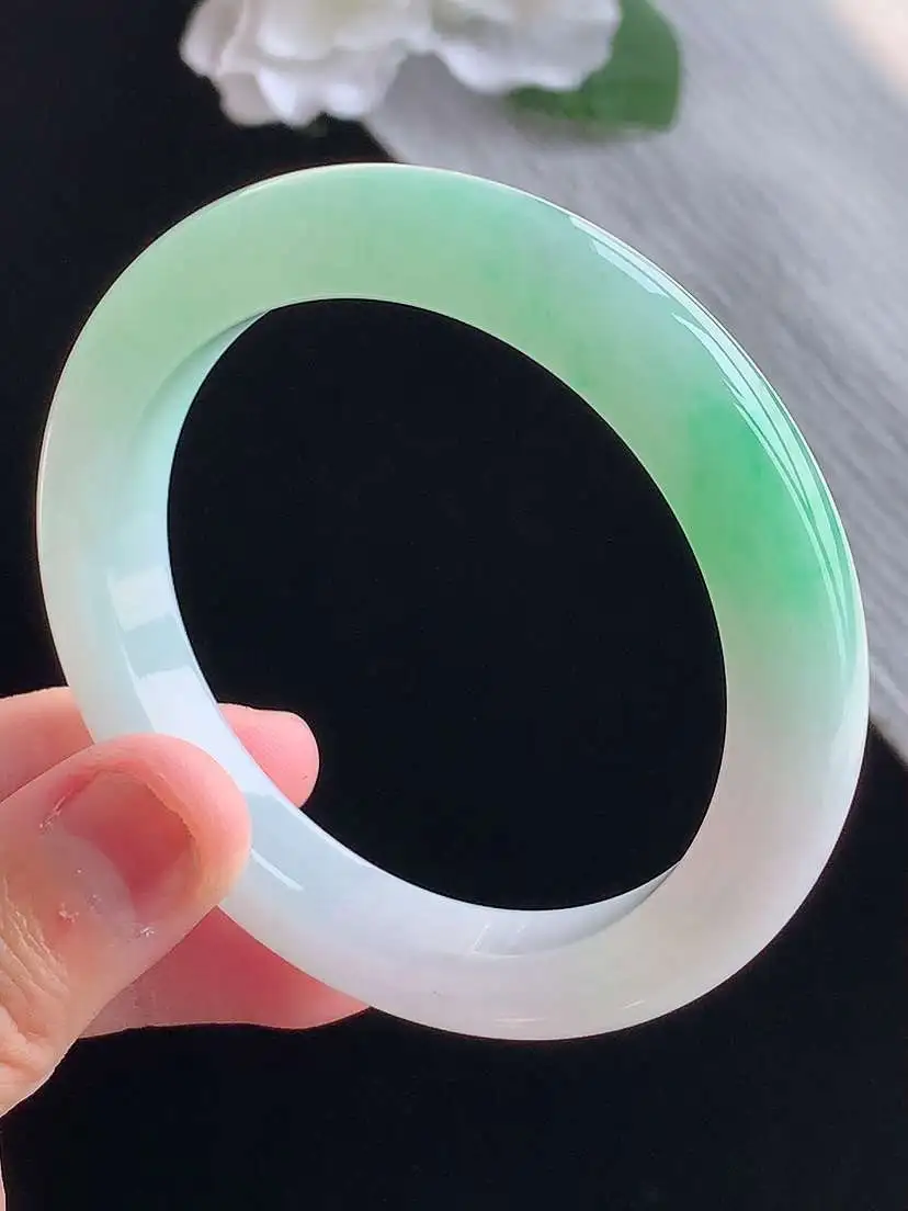 a货翡翠老坑冰种飘绿正装正圈手镯52-53小圈口  尺寸52.3×9.8×8.5mm 重量46.03g 1015