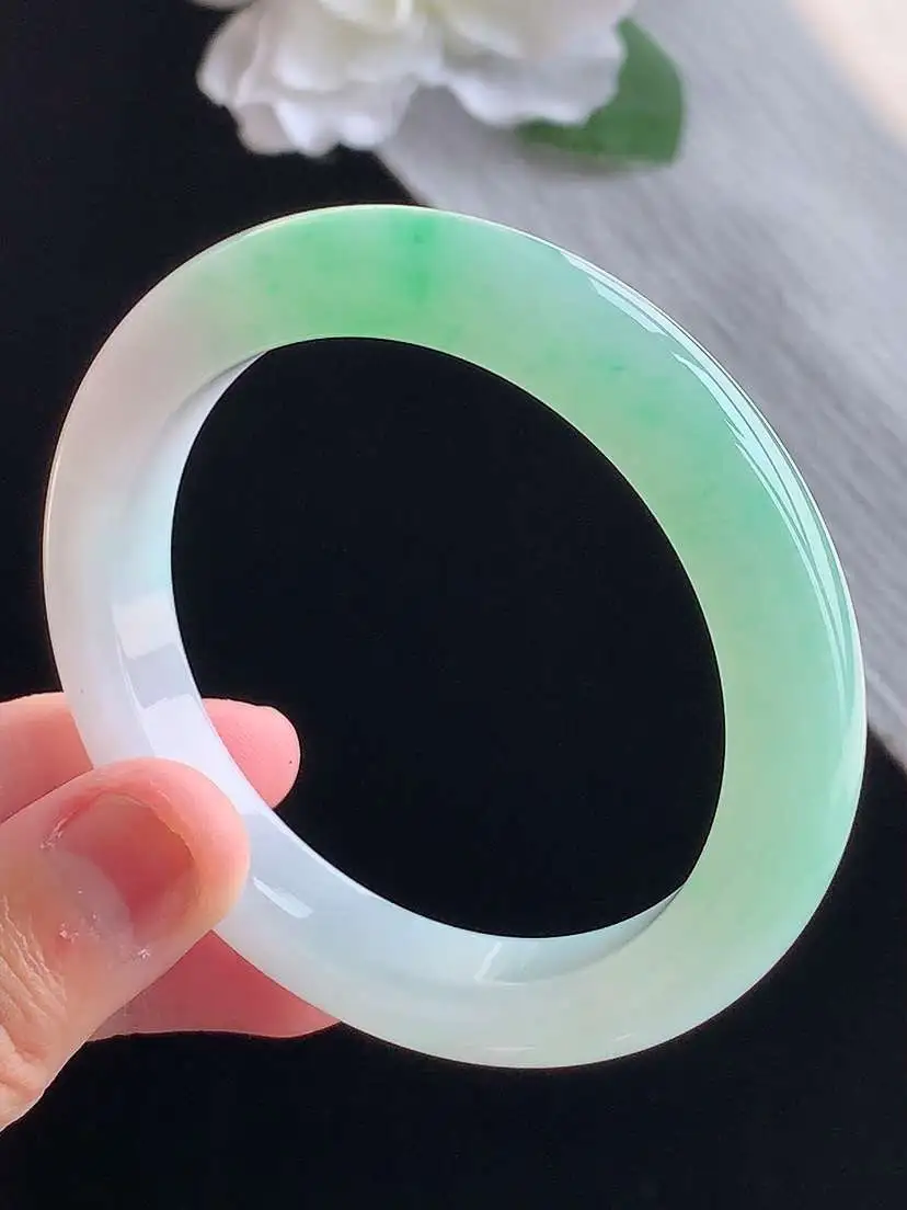 a货翡翠老坑冰种飘绿正装正圈手镯52-53小圈口  尺寸52.3×9.8×8.5mm 重量46.03