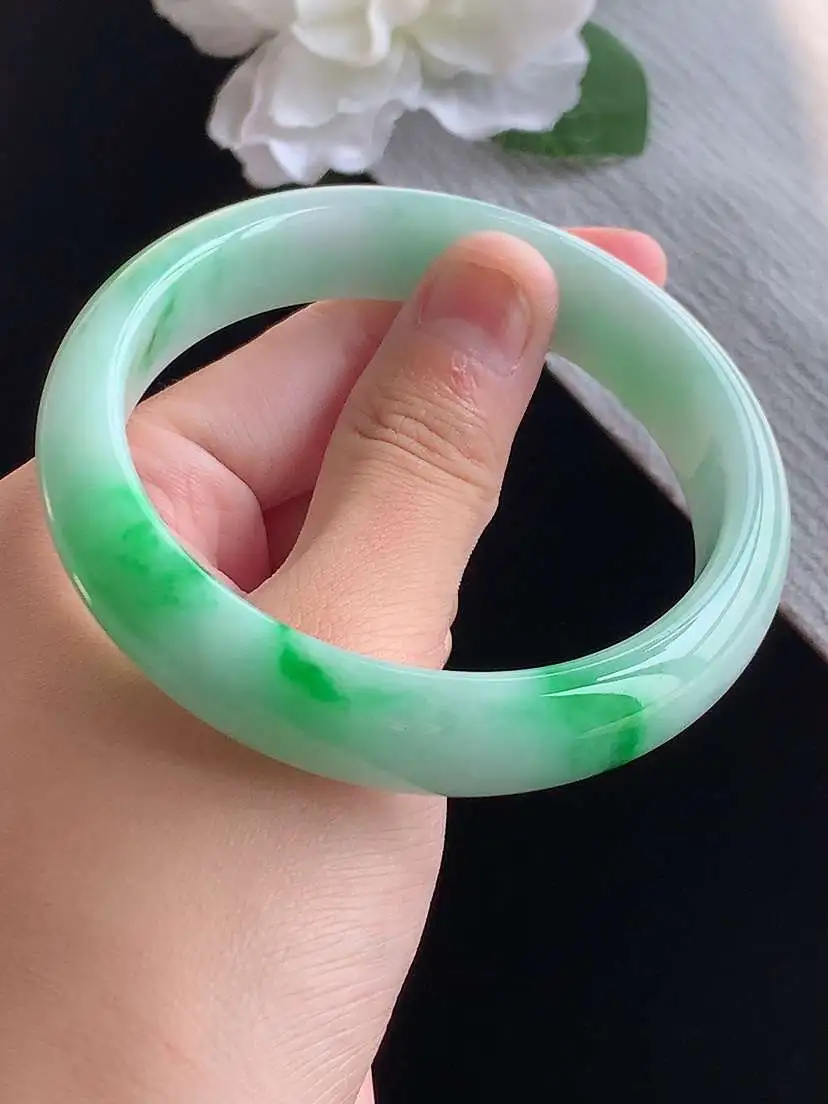 a货翡翠老坑冰种飘绿正装正圈手镯60-61大圈口  尺寸60.5×14×7.8mm 重量67.32g 1015