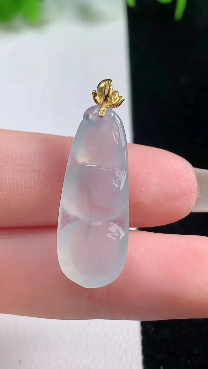 天然A货翡翠种白冰福豆吊坠，尺寸27.8-11-3.7，重量:2.67g
10月16日