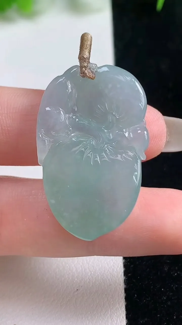 天然A货翡翠寿桃吊坠，尺寸32.8-22-4.7，重量:7.54g
10月16日