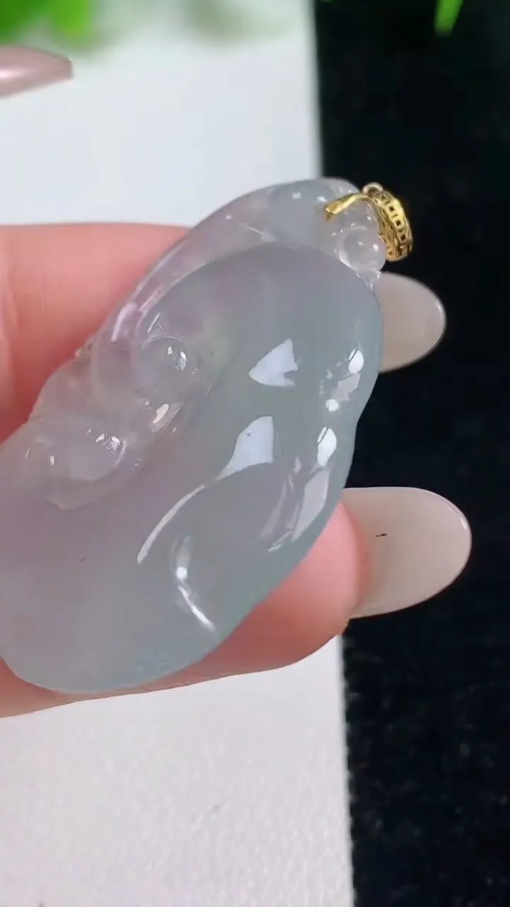天然A货翡翠如意吊坠，尺寸37.6-23.3-4.7，重量:7.45g
10月16日