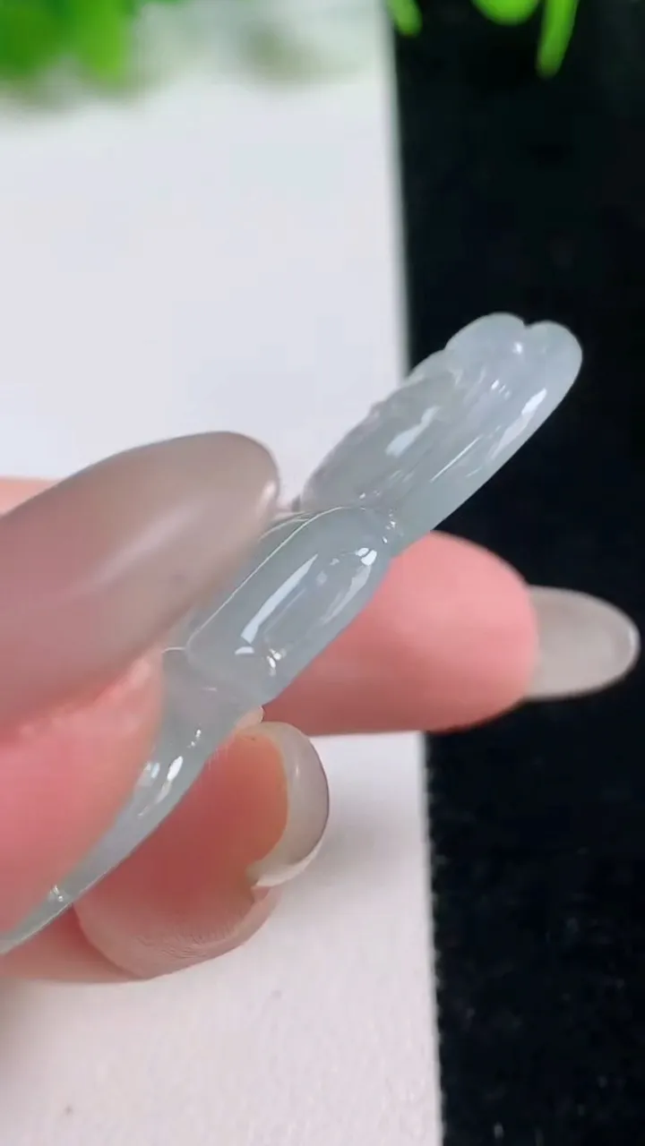 天然A货翡翠正装观音菩萨吊坠，尺寸48.4-33.3-5.3，重量:13.63g
10月17日