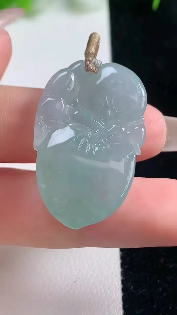 天然A货翡翠寿桃吊坠，尺寸32.8-22-4.7，重量:7.54g
10月16日