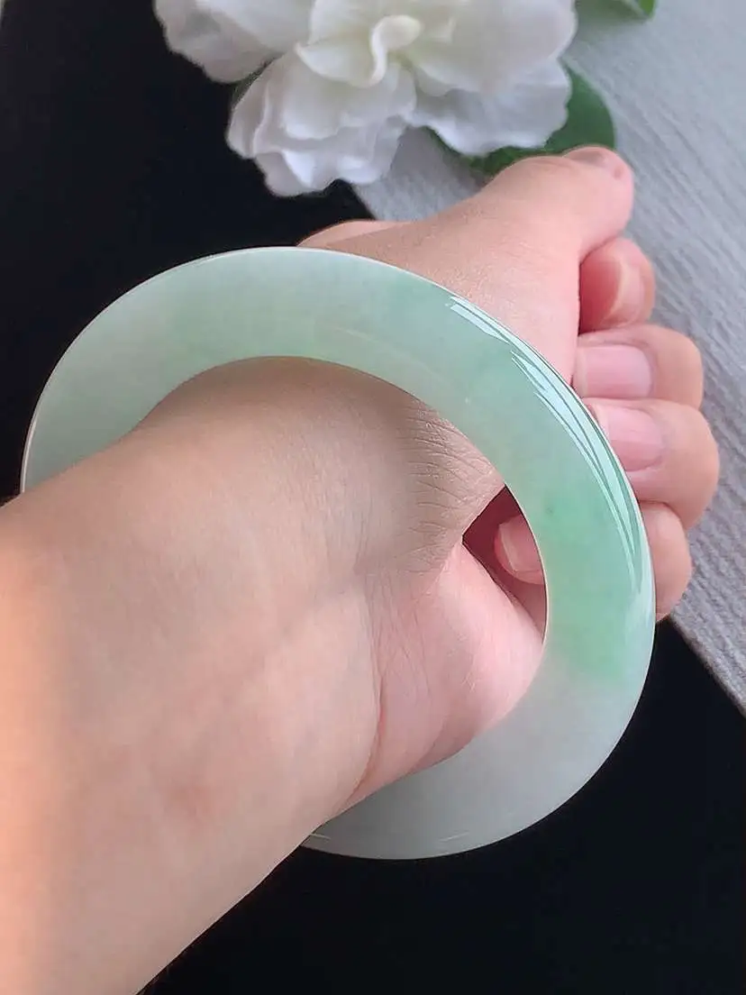 a货翡翠老坑冰种飘绿胖圆条手镯55-56圈口  尺寸55×12mm 重量78.56g 1015