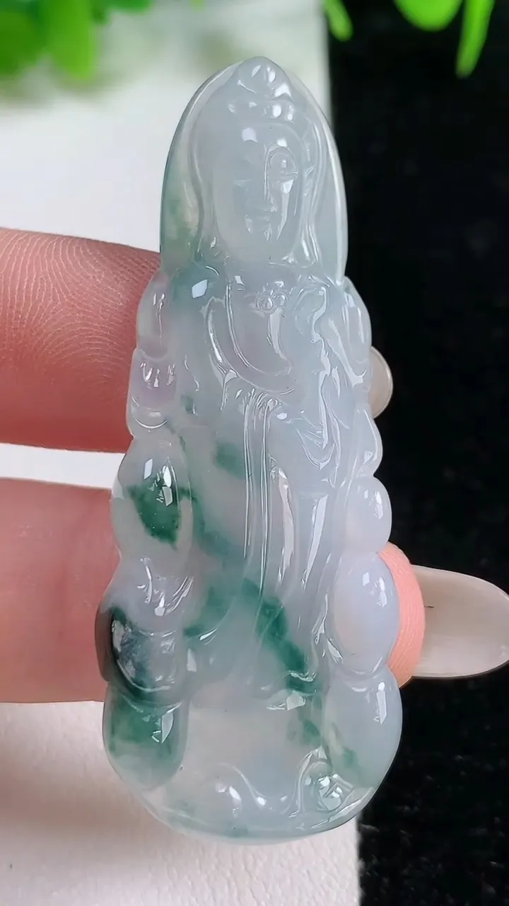 天然A货翡翠冰种飘花观音菩萨吊坠，尺寸53.2-20.1-4.1，重:8.24g
10月16日