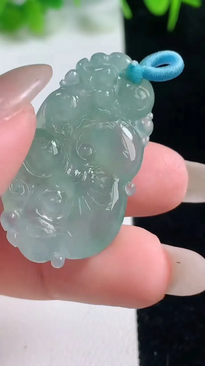 天然A货翡翠如意吊坠，尺寸36-19.4-4.8，重量:6.84g
10月16日