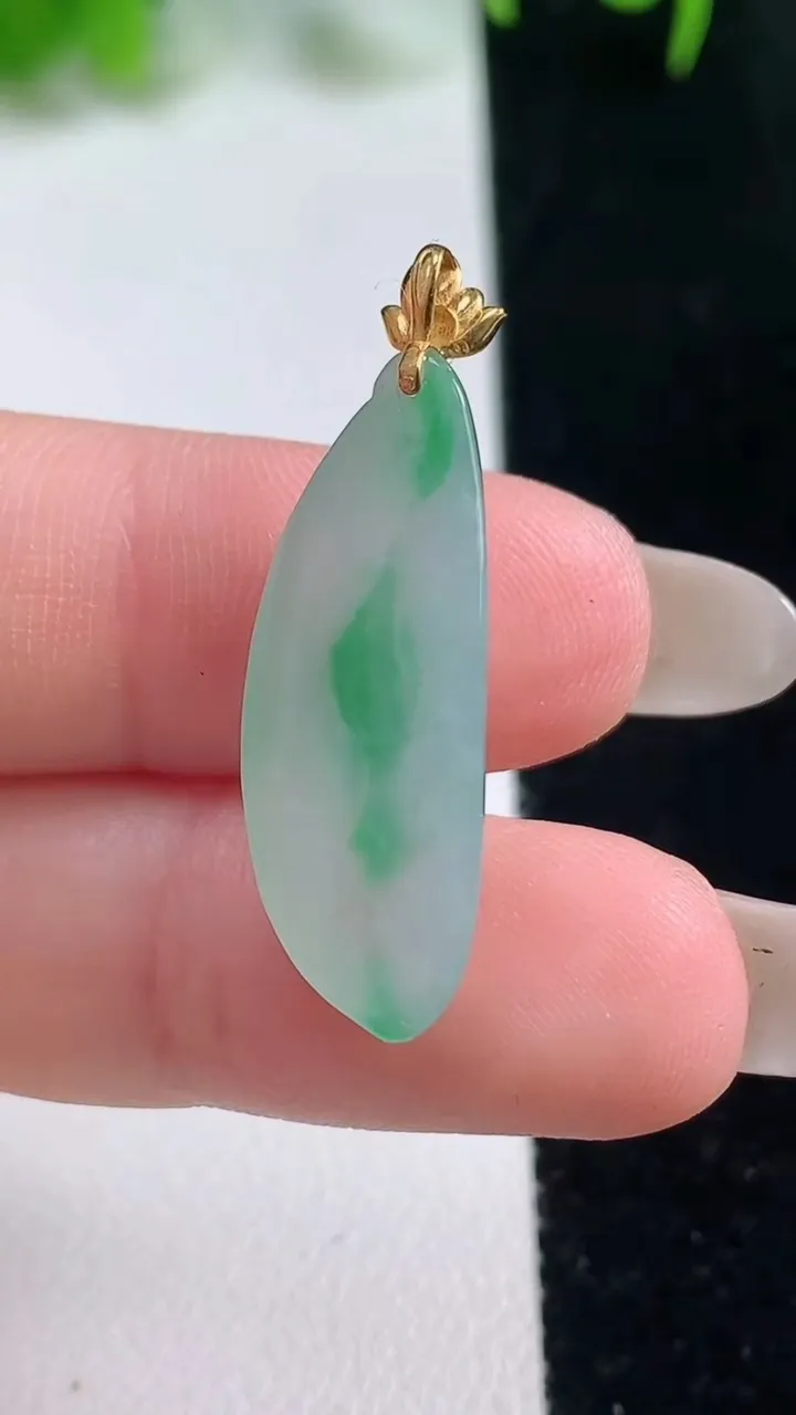 天然A货翡翠福瓜吊坠，尺寸25.2-10.4-6.6，重量:3.16g
10月16日