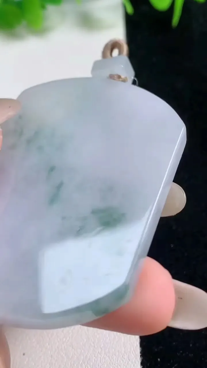 天然A货翡翠冰种飘花无事牌吊坠，尺寸53.-39.8-5.8，重量:33.34g
10月16日