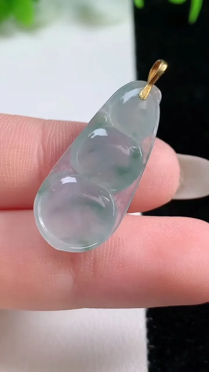 天然A货翡翠种飘花福豆吊坠，尺寸32.7-13.1-3.9，重:3.36g
10月16日