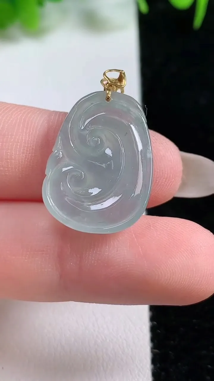 天然A货翡翠如意吊坠，尺寸25.9-16-4.1，重:4.22g
10月16日