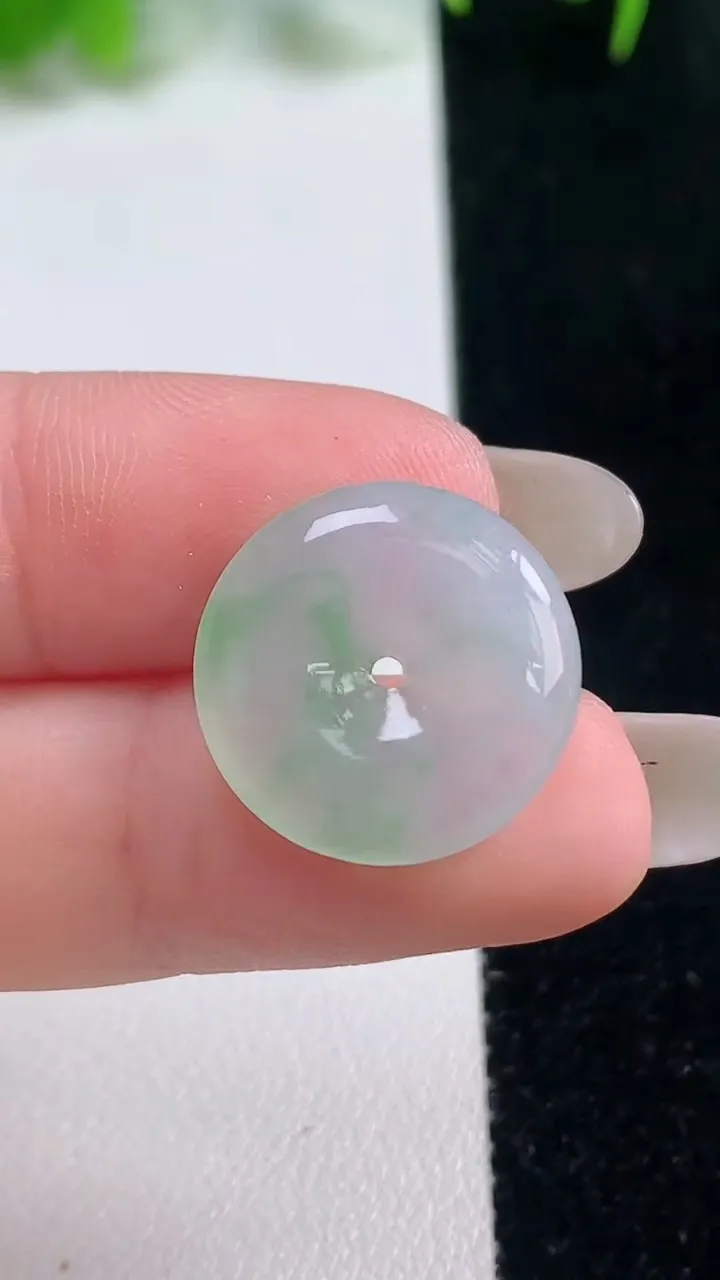 天然A货翡翠平安扣吊坠，尺寸17.8-3.6，重量:2.38g
10月16日