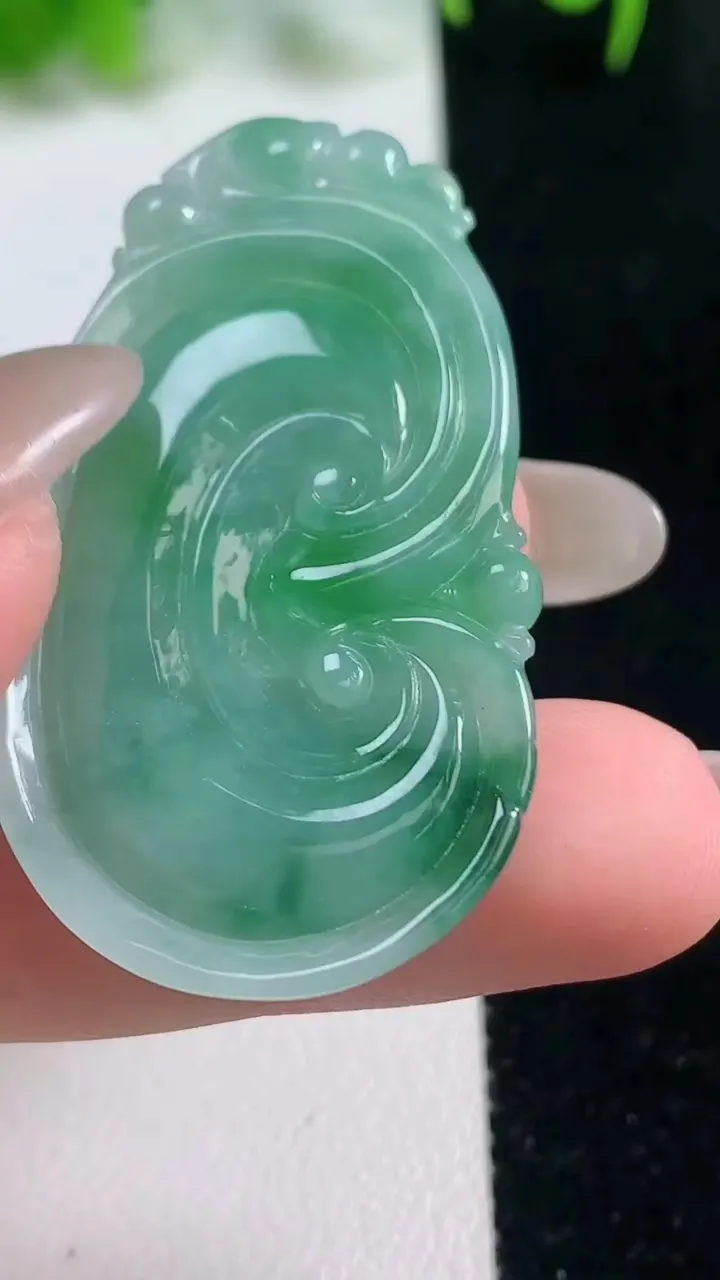 天然A货翡翠如意吊坠，尺寸44.7-24-5，重量:10.00g
10月16日