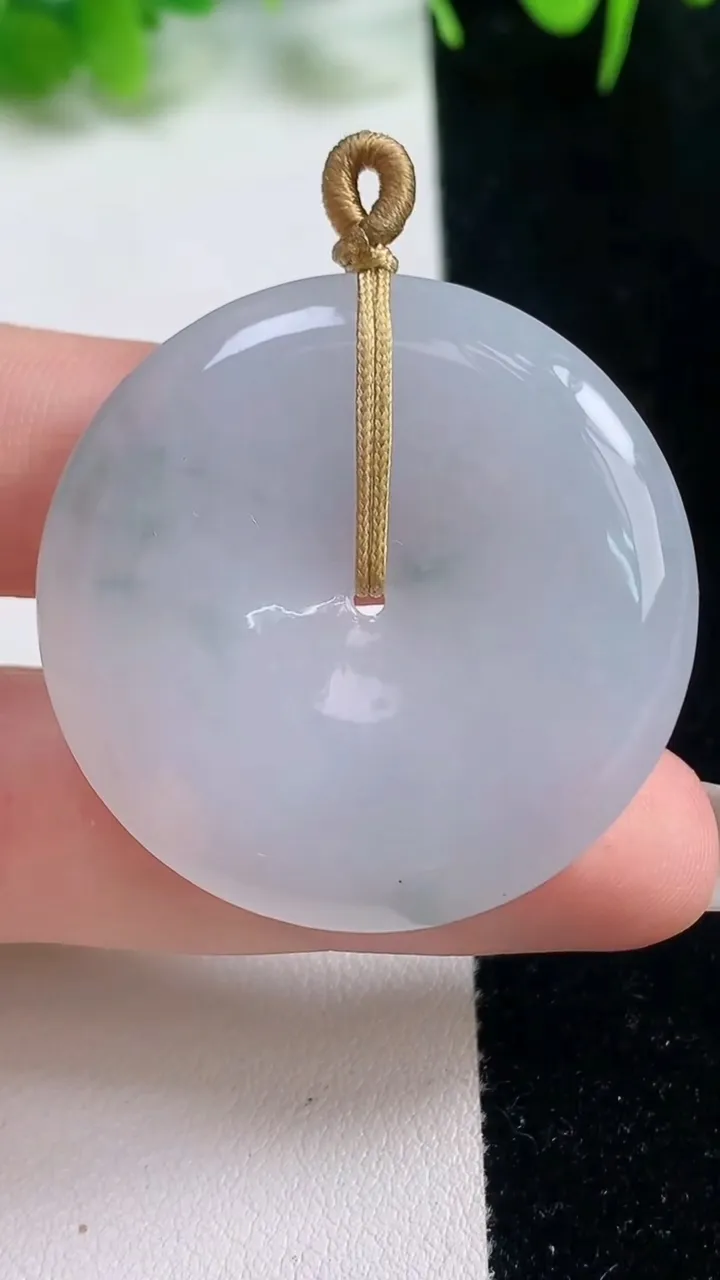 天然A货翡翠冰种飘花平安扣吊坠，尺寸37.3-5.7，重量:17.09g
10月16日