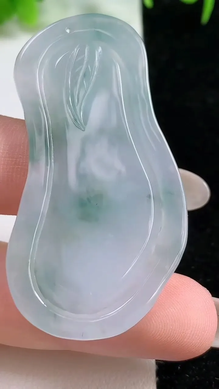 天然A货翡翠飘花龙牌吊坠，尺寸52-27.8-6.2，重:13.84g
10月16日