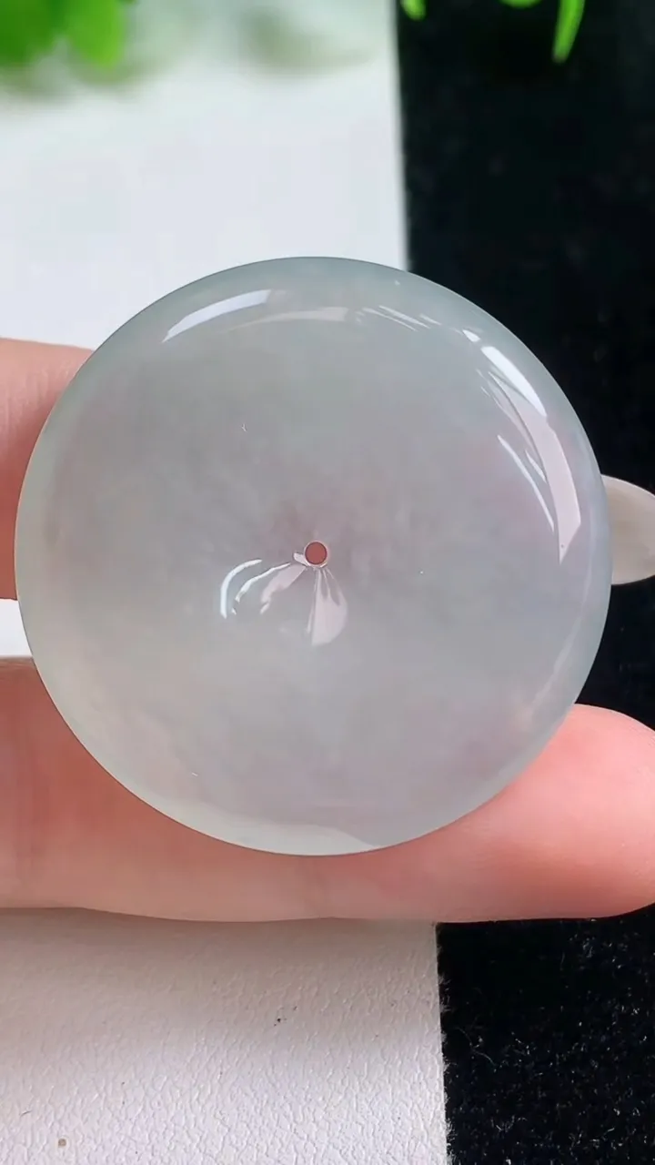 天然A货翡翠平安扣吊坠，尺寸36-5.6，重量:15.86g
10月16日