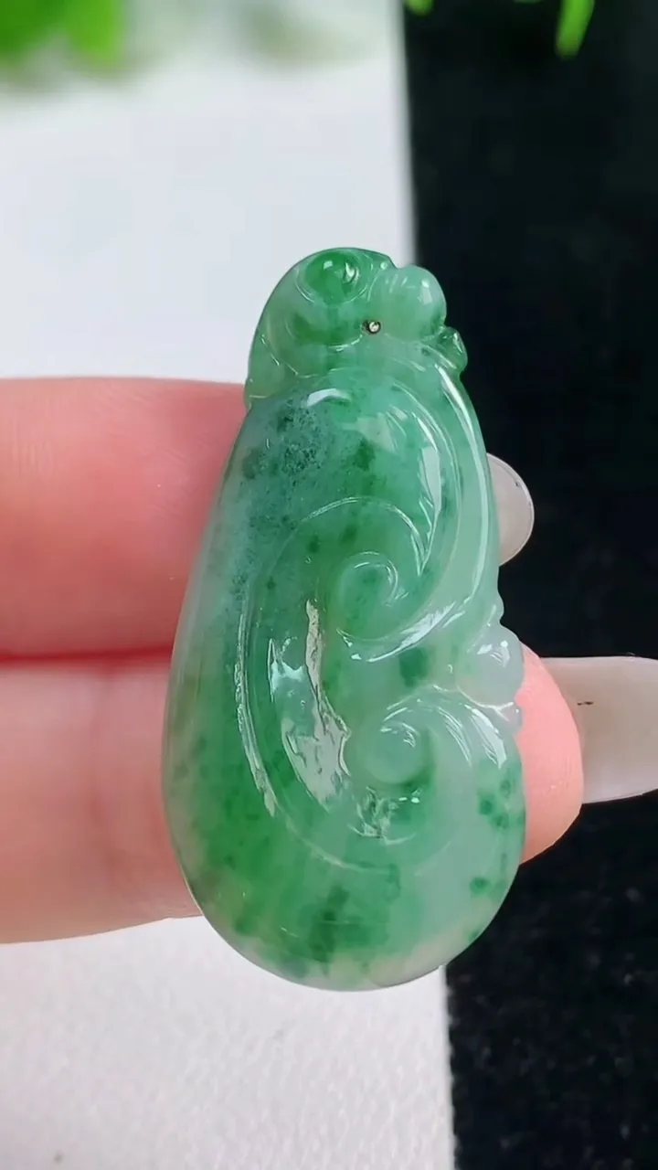 天然A货翡翠如意吊坠，尺寸36.7-17.6-3.7，重量:4.29g
10月16日