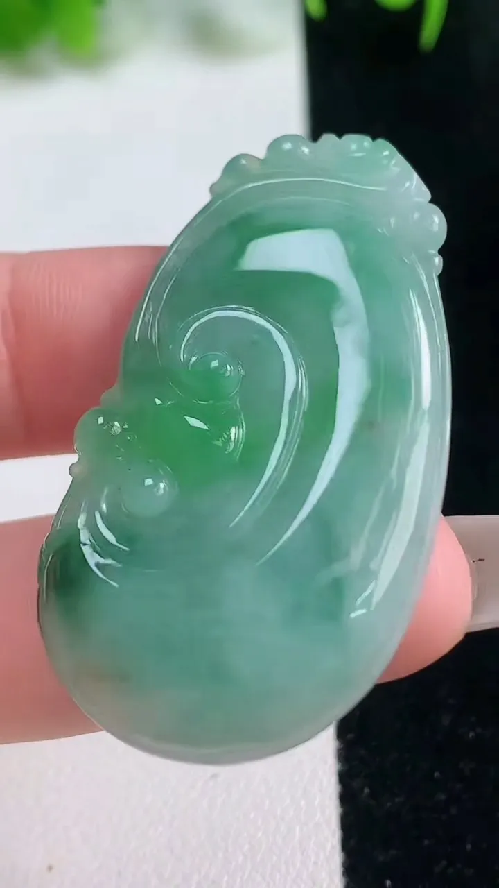 天然A货翡翠如意吊坠，尺寸44.7-24-5，重量:10.00g
10月16日