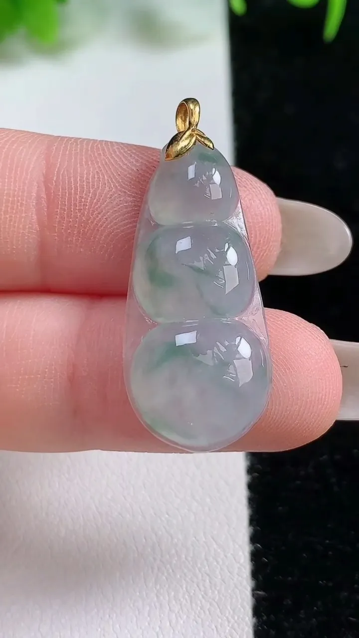 天然A货翡翠种飘花福豆吊坠，尺寸32.7-13.1-3.9，重:3.36g
10月16日