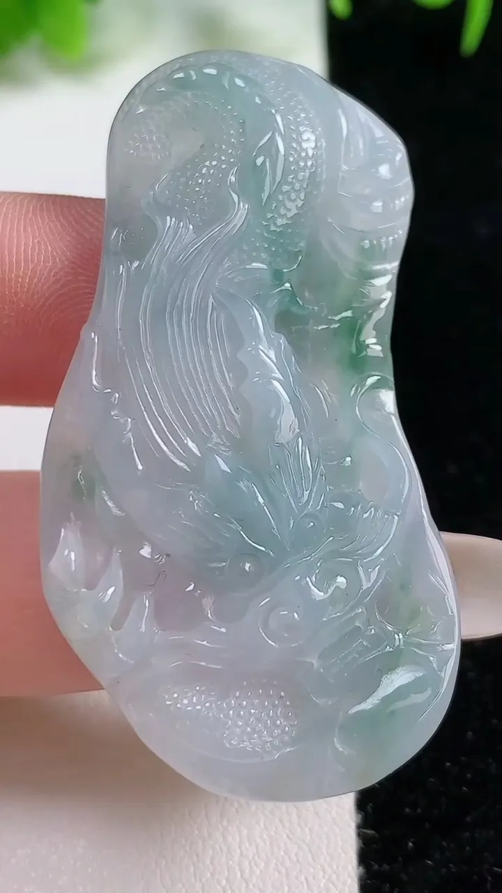 天然A货翡翠飘花龙牌吊坠，尺寸52-27.8-6.2，重:13.84g
10月16日