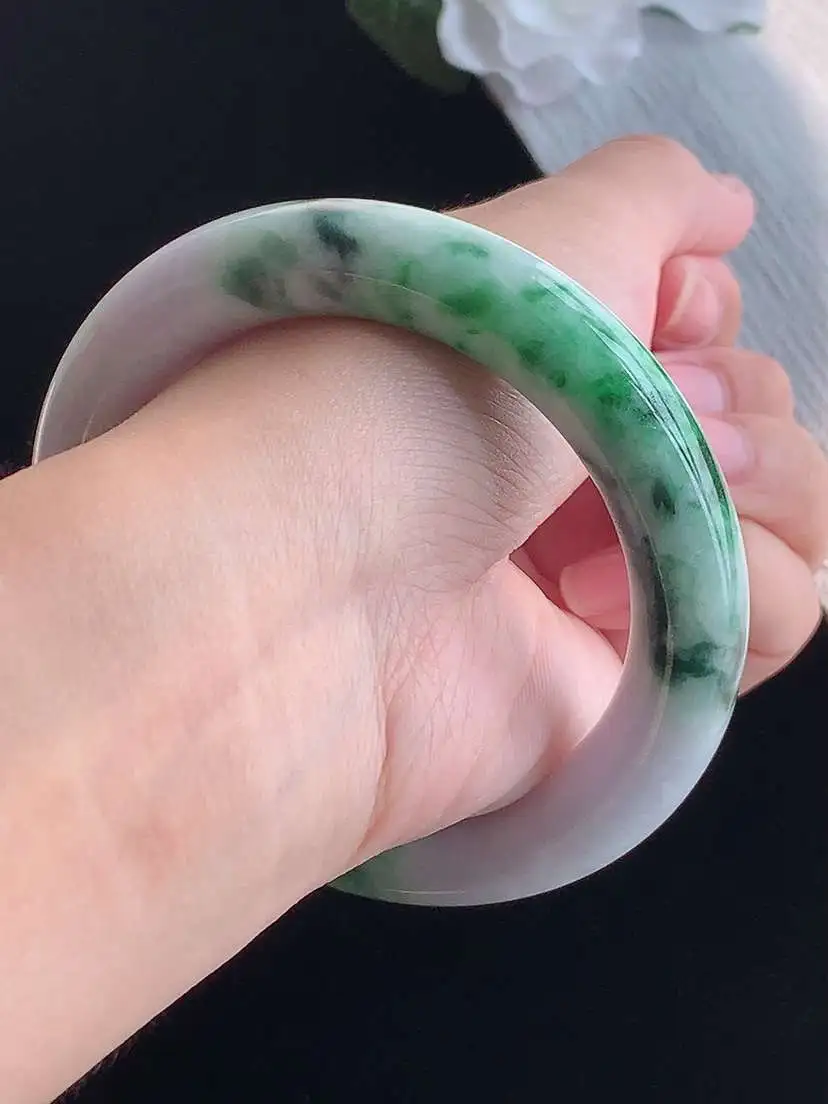 a货翡翠老坑冰润飘绿胖圆条手镯56-57圈口  尺寸56.8×11.3mm 重量78.86g 1015