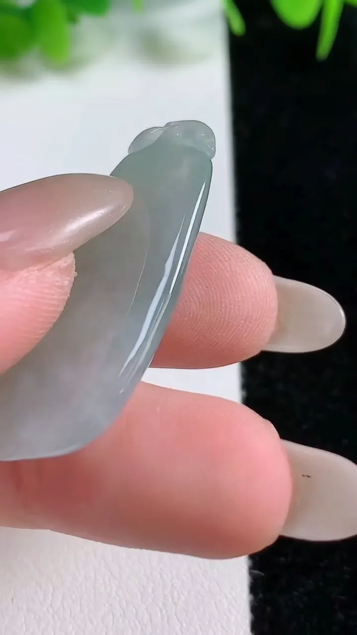 天然A货翡翠福瓜吊坠，尺寸37.5-16.3-4.7，重:6.05g
10月16日