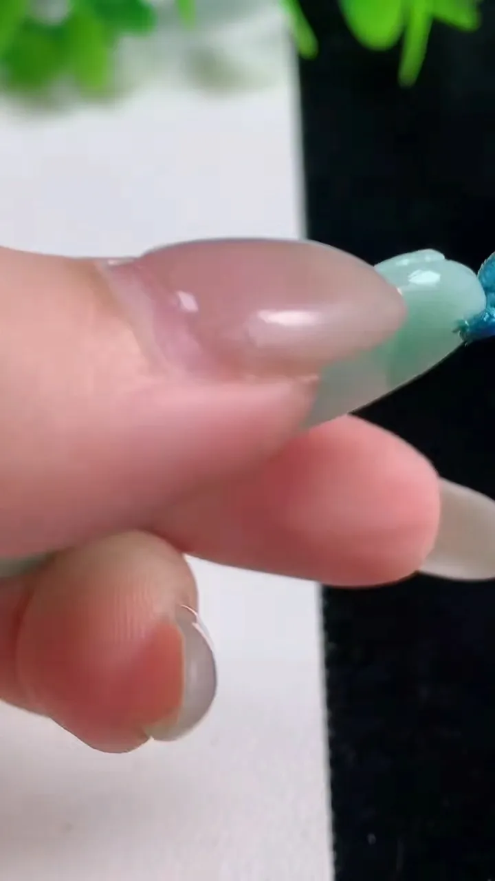 天然A货翡翠观音菩萨吊坠，尺寸52-26.8-6，重量:17.15g
10月16日