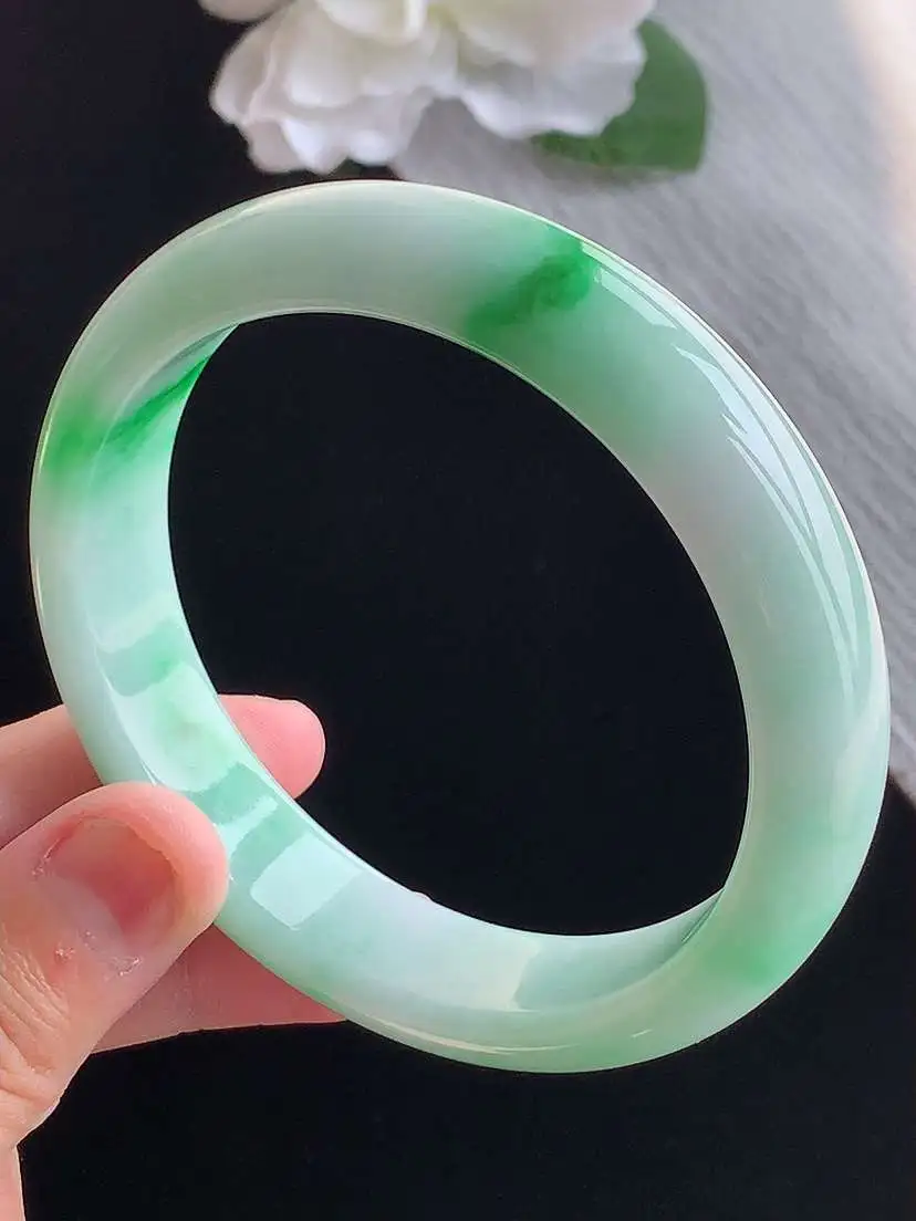a货翡翠老坑冰种飘绿正装正圈手镯60-61大圈口  尺寸60.5×14×7.8mm 重量67.32g 1015
