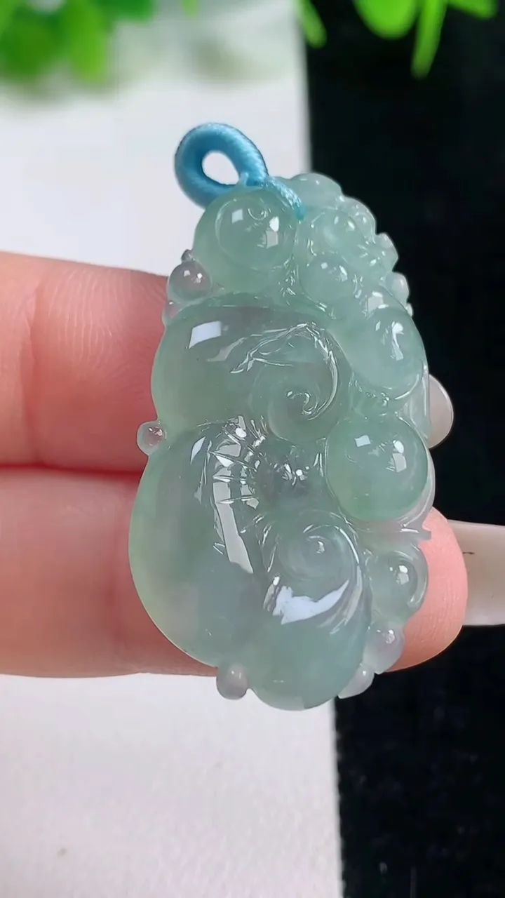 天然A货翡翠如意吊坠，尺寸36-19.4-4.8，重量:6.84g
10月16日