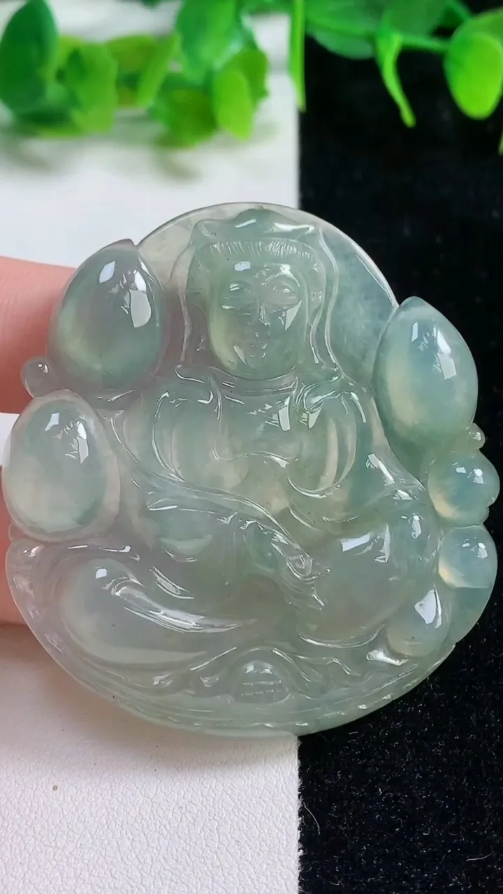 天然A货翡翠大势至观音菩萨吊坠，尺寸52.7-49.2-6，重:26.29g
10月16日