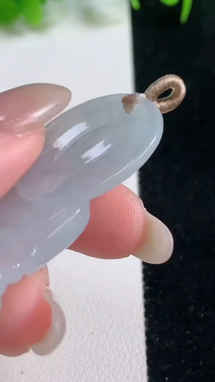 天然A货翡翠正装观音菩萨吊坠，尺寸54-35.5-6，重量:18.54g
10月16日