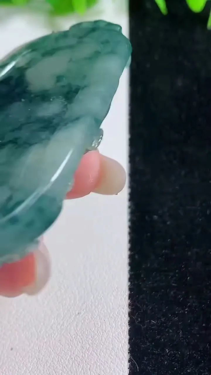 天然A货翡翠牌吊坠，尺寸65-40-10，重:45.00g
10月16日