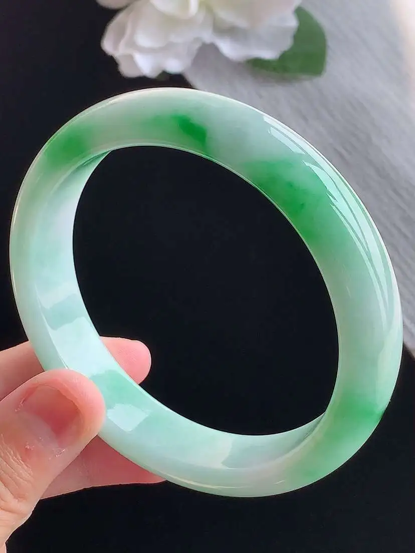 a货翡翠老坑冰种飘绿正装正圈手镯60-61大圈口  尺寸60.5×14×7.8mm 重量67.32g