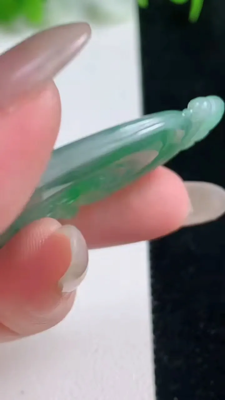 天然A货翡翠如意吊坠，尺寸44.7-24-5，重量:10.00g
10月16日
