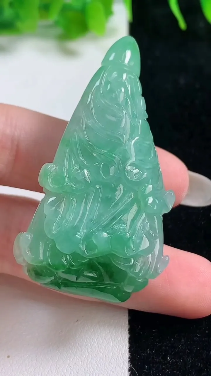 天然A货翡翠白菜吊坠，尺寸52.2-29.4-13.5，重:30.67g
10月16日