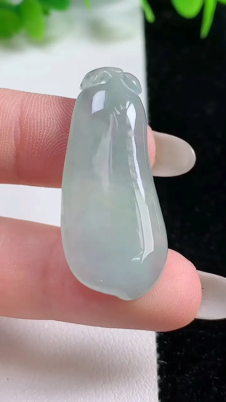 天然A货翡翠福瓜吊坠，尺寸37.5-16.3-4.7，重:6.05g
10月16日
