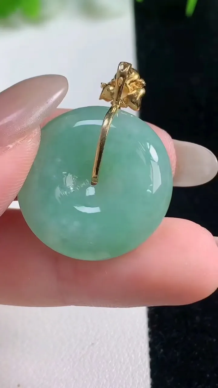 天然A货翡翠平安扣吊坠，尺寸23.3-6.5，重量:8.18g
10月17日