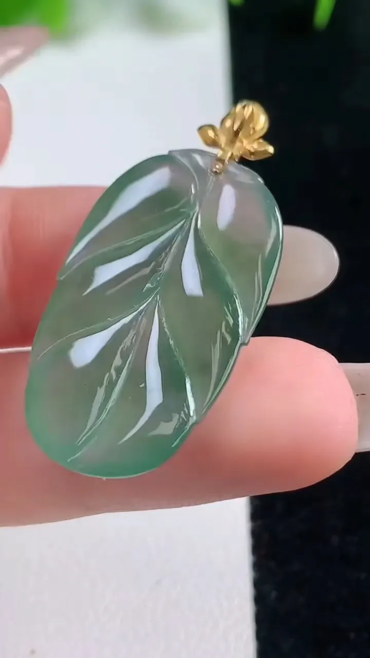 天然A货翡翠金枝玉叶 叶子吊坠，尺寸30.7-17-4.2，重量:4.74g
10月17日