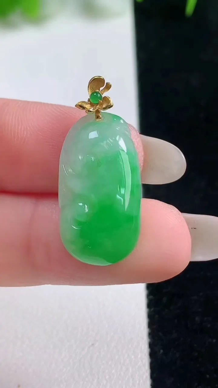 天然A货翡翠如意吊坠，尺寸23.3-12.4-5，重量:2.95g
10月17日