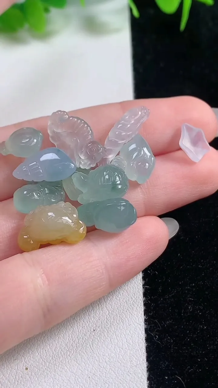 天然A货翡翠金蟾镶嵌件一手，尺寸14-7.7-3，重量:9.00g
10月17日
