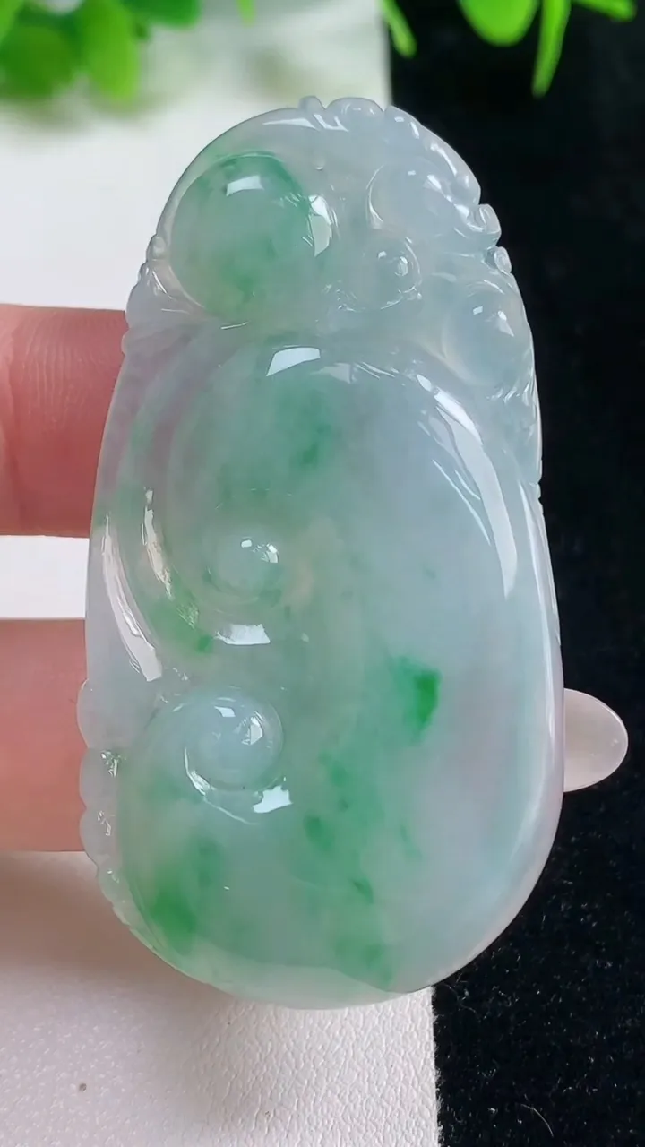天然A货翡翠如意吊坠，尺寸57.4-30.4-5.6，重量:19.34g
10月17日
