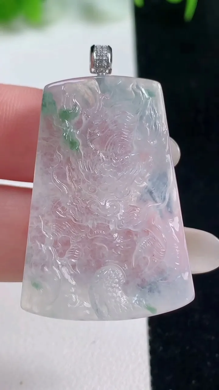 天然A货翡翠种飘花龙牌吊坠，尺寸37-25.5-3.8，重量:9.07g
10月17日