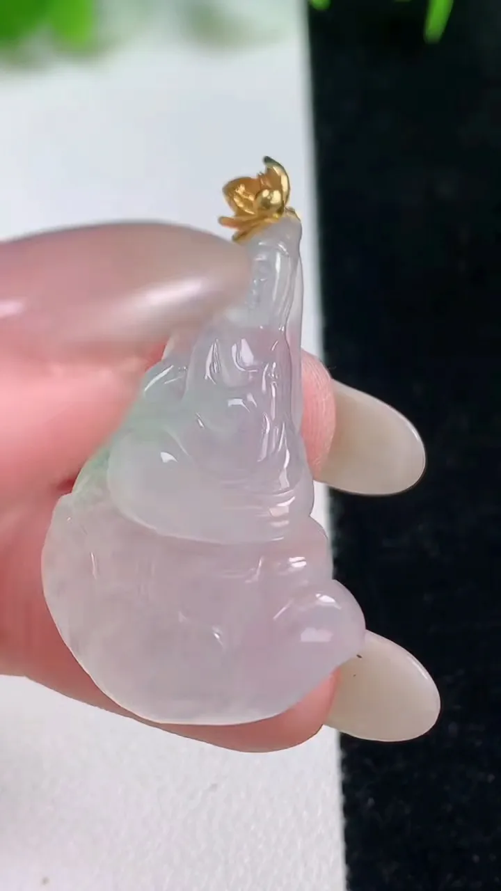 天然A货翡翠观音菩萨吊坠，尺寸35-21.2-7.4，重量:7.82g
10月17日