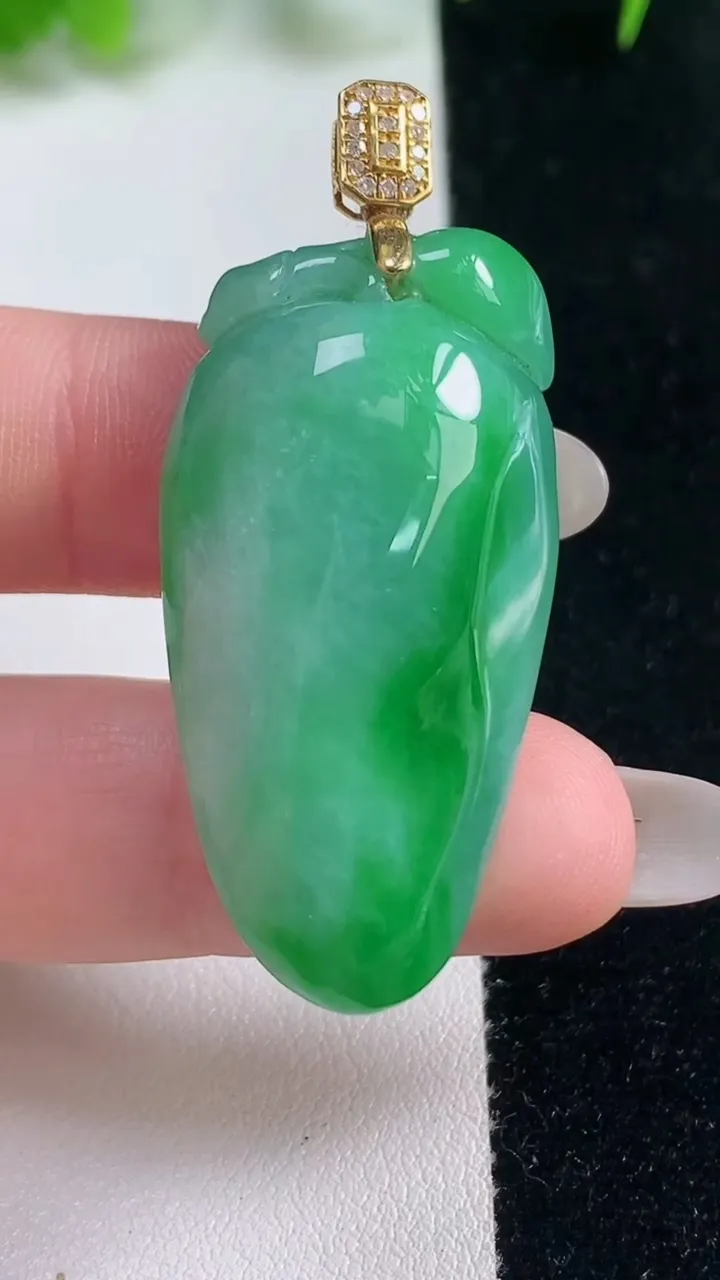 天然A货翡翠福瓜吊坠，尺寸41-19.8-11，重量:16.63g
10月17日