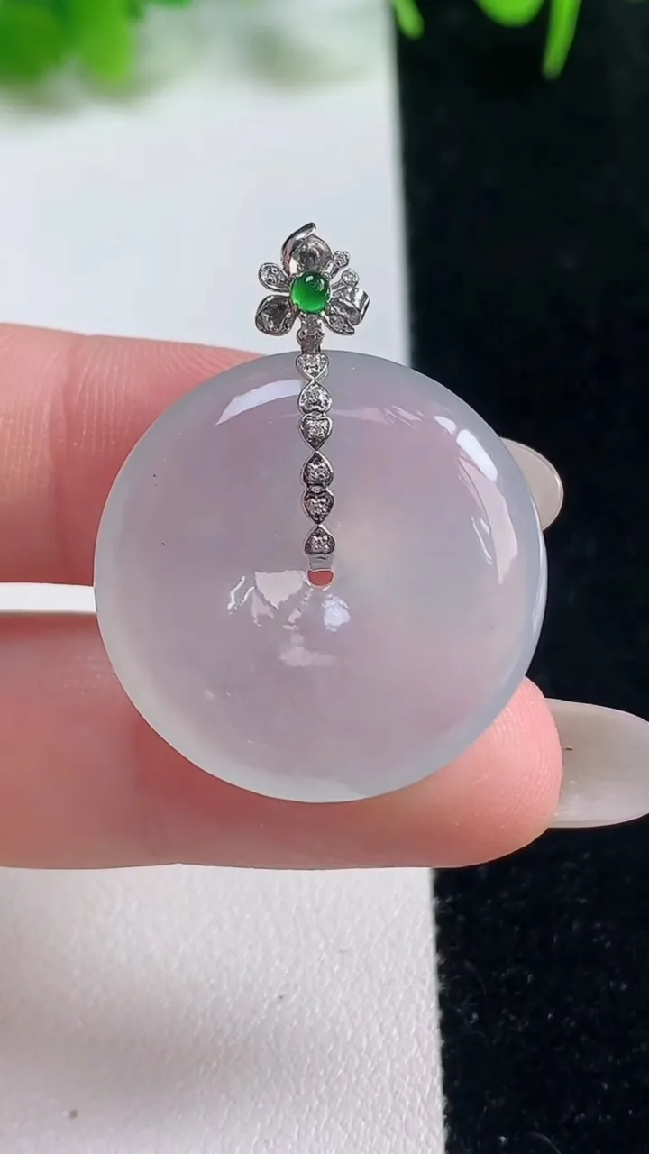天然A货翡翠种白冰平安扣吊坠，尺寸25-5.5，重量:7.77g
10月17日